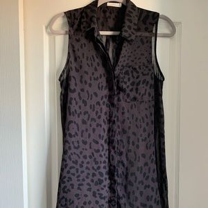 Chiffon printed sleeveless tunic top.